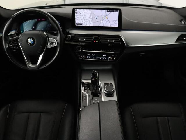 BMW 5-SERIE 530e High Executive | Panoramadak | Head-Up | Adaptive cruise | Trekhaak | Bowers & Wilkins | Leder | Stoelverwarming | 360 Camera | Carplay | Keyless | Navigatie