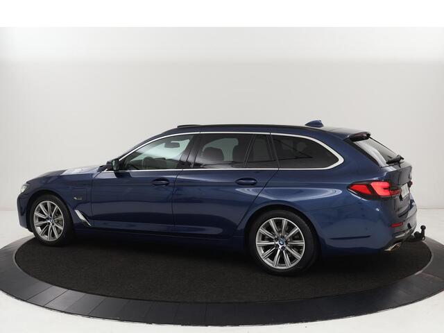 BMW 5-SERIE 530e Luxury Line | Panoramadak | Stoelventilatie | LaserLight | Head-Up | Adaptive cruise | Massage | Harman/Kardon | Leder | Trekhaak | Keyless | Comfortstoelen | Carplay | Sfeerverlichting