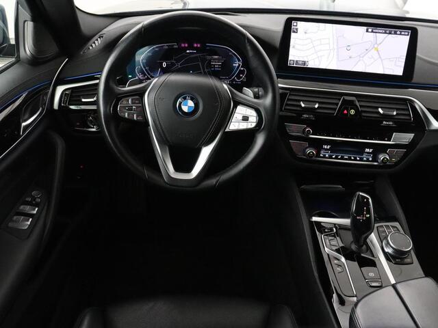 BMW 5-SERIE 530e Luxury Line | Panoramadak | Stoelventilatie | LaserLight | Head-Up | Adaptive cruise | Massage | Harman/Kardon | Leder | Trekhaak | Keyless | Comfortstoelen | Carplay | Sfeerverlichting