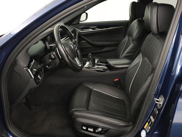 BMW 5-SERIE 530e Luxury Line | Panoramadak | Stoelventilatie | LaserLight | Head-Up | Adaptive cruise | Massage | Harman/Kardon | Leder | Trekhaak | Keyless | Comfortstoelen | Carplay | Sfeerverlichting