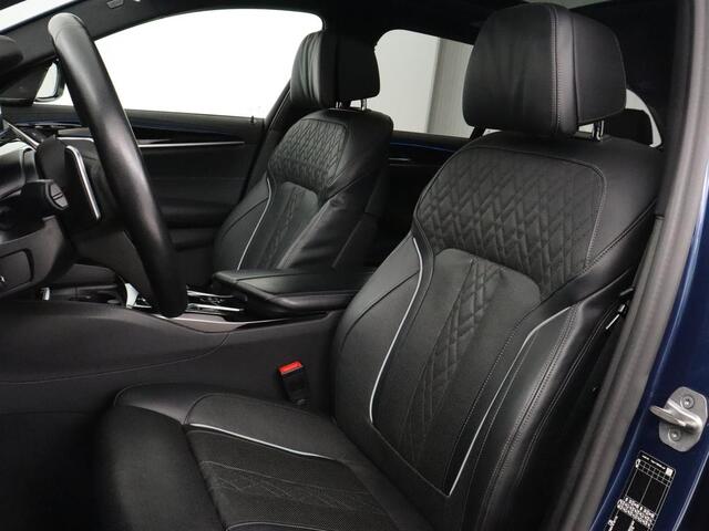 BMW 5-SERIE 530e Luxury Line | Panoramadak | Stoelventilatie | LaserLight | Head-Up | Adaptive cruise | Massage | Harman/Kardon | Leder | Trekhaak | Keyless | Comfortstoelen | Carplay | Sfeerverlichting