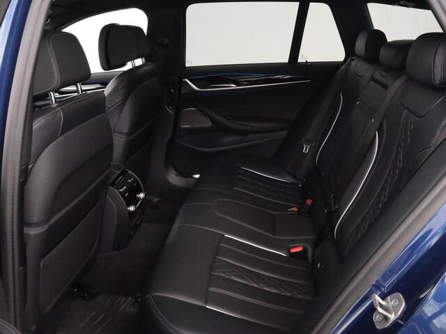 BMW 5-SERIE 530e Luxury Line | Panoramadak | Stoelventilatie | LaserLight | Head-Up | Adaptive cruise | Massage | Harman/Kardon | Leder | Trekhaak | Keyless | Comfortstoelen | Carplay | Sfeerverlichting