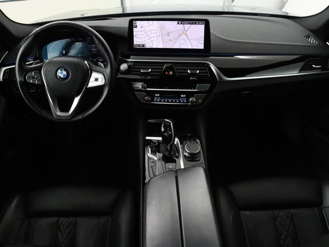 BMW 5-SERIE 530e Luxury Line | Panoramadak | Stoelventilatie | LaserLight | Head-Up | Adaptive cruise | Massage | Harman/Kardon | Leder | Trekhaak | Keyless | Comfortstoelen | Carplay | Sfeerverlichting