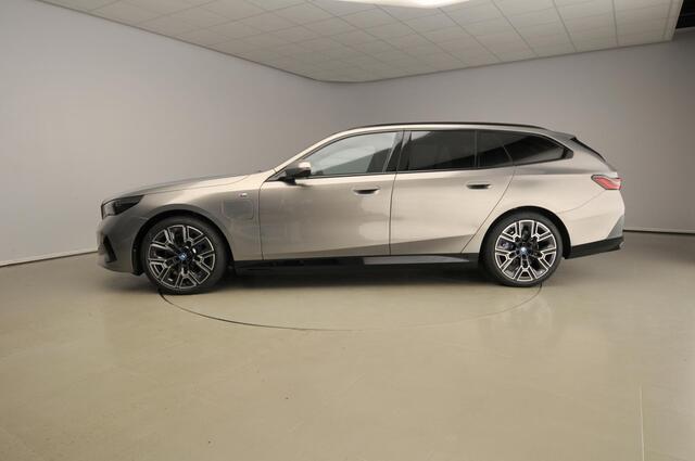 BMW 5-SERIE Touring 530e | M-Sportpakket | LED | Leder | HUD | Schuifdak | Trekhaak | Comfortzetels | DAB | Bowers & Wilkins sound | Alu 20 inch