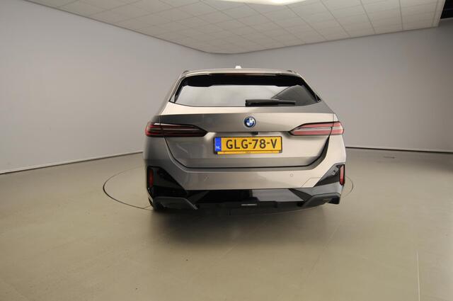 BMW 5-SERIE Touring 530e | M-Sportpakket | LED | Leder | HUD | Schuifdak | Trekhaak | Comfortzetels | DAB | Bowers & Wilkins sound | Alu 20 inch