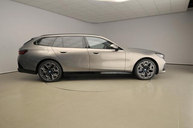 BMW 5-SERIE Touring 530e | M-Sportpakket | LED | Leder | HUD | Schuifdak | Trekhaak | Comfortzetels | DAB | Bowers & Wilkins sound | Alu 20 inch