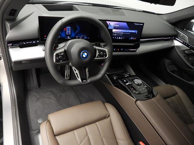 BMW 5-SERIE Touring 530e | M-Sportpakket | LED | Leder | HUD | Schuifdak | Trekhaak | Comfortzetels | DAB | Bowers & Wilkins sound | Alu 20 inch