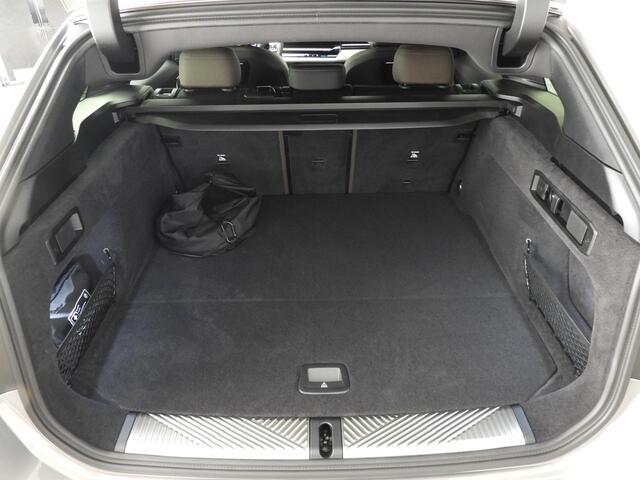BMW 5-SERIE Touring 530e | M-Sportpakket | LED | Leder | HUD | Schuifdak | Trekhaak | Comfortzetels | DAB | Bowers & Wilkins sound | Alu 20 inch