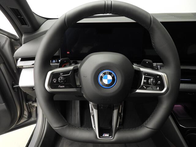 BMW 5-SERIE Touring 530e | M-Sportpakket | LED | Leder | HUD | Schuifdak | Trekhaak | Comfortzetels | DAB | Bowers & Wilkins sound | Alu 20 inch