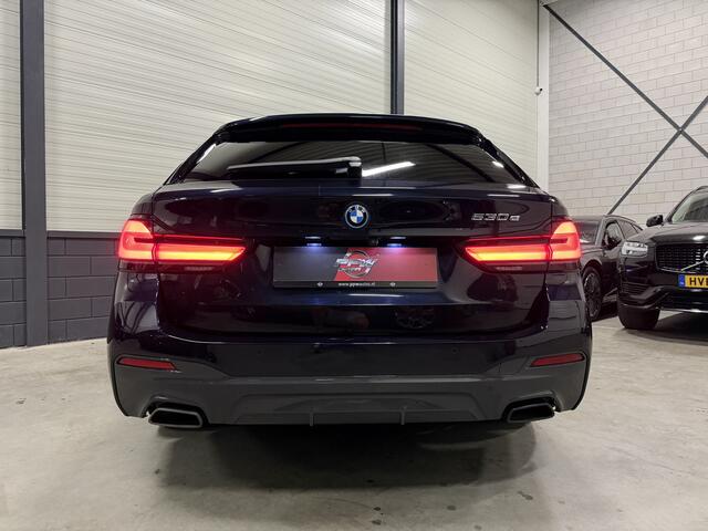 BMW 5-SERIE Touring 530e M-Sport PANO/HARMAN&KARDON/360CAMERA/ALCANTARA-SPORT/STANDKACHEL/CARPLAY/18"M-SPORT/PRIVACY/SHADOW-LINE/CARBONSCHWARZ/RECENT OH BEURT GEHAD BIJ BMW DEALER
