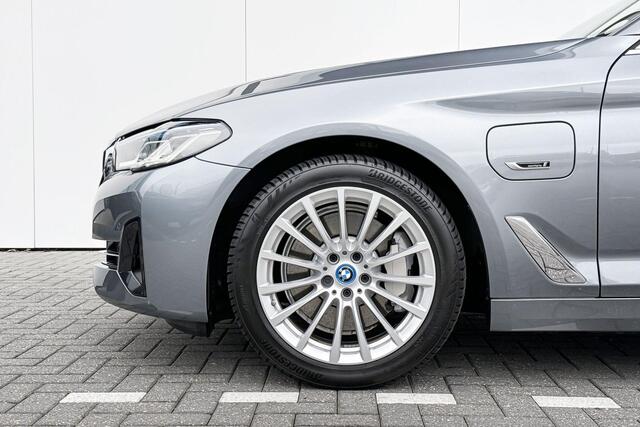 BMW 5-SERIE Touring 520e Business Edition Plus Comfortstoelen | Laserlicht | Trekhaak | Leder | Summer Sale 50
