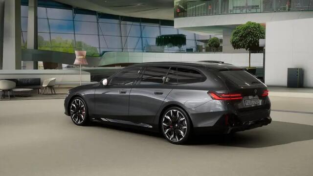 BMW 5-SERIE Touring 550e xDrive M Sport Automaat / Panoramadak / Trekhaak / Bowers & Wilkins / Adaptief M Onderstel Professional / Adaptieve LED / Parking Assistant Professional
