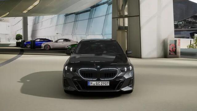 BMW 5-SERIE Touring 550e xDrive M Sport Automaat / Panoramadak / Trekhaak / Bowers & Wilkins / Adaptief M Onderstel Professional / Adaptieve LED / Parking Assistant Professional