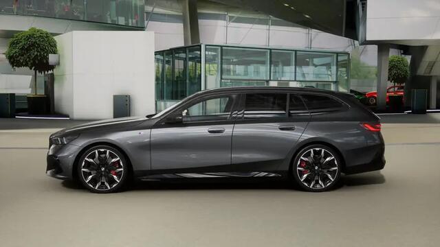 BMW 5-SERIE Touring 550e xDrive M Sport Automaat / Panoramadak / Trekhaak / Bowers & Wilkins / Adaptief M Onderstel Professional / Adaptieve LED / Parking Assistant Professional