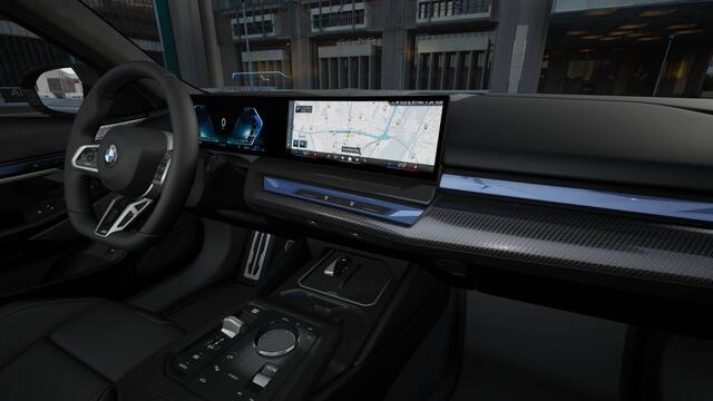 BMW 5-SERIE Touring 550e xDrive M Sport Automaat / Panoramadak / Trekhaak / Bowers & Wilkins / Adaptief M Onderstel Professional / Adaptieve LED / Parking Assistant Professional
