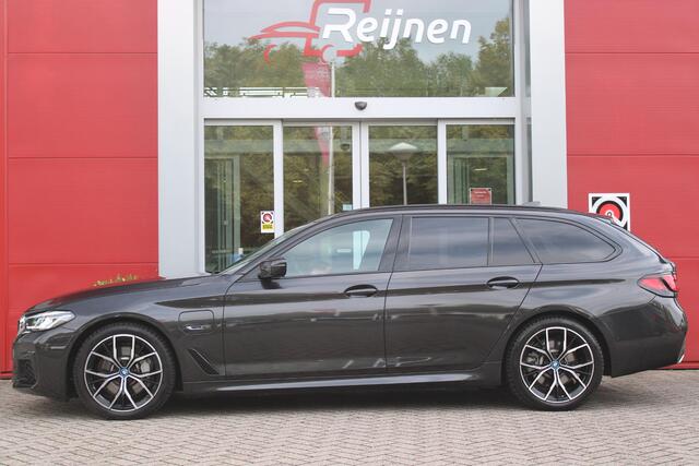 BMW 5-SERIE Touring 530e xDrive 293PK HIGH EXECUTIVE M SPORT | DYNAMISCHE DEMPING | COMFORT ACCESS | WARMTEWEREND GLAS | ADAPTIEVE LED KOPLAMPEN | PARKEERSENSOREN VOOR EN ACHTER | ACHTERUITRIJ CAMERA | DRAADLOZE TELEFOONLADER | DRAADLOZE APPLE CARPLAY/ANDROID AUTO | 