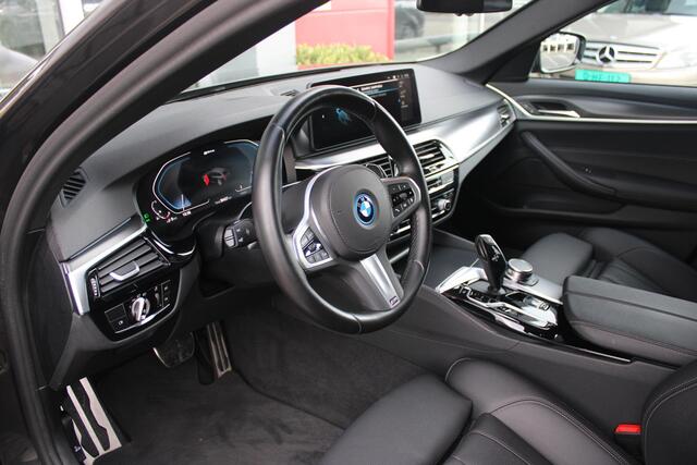 BMW 5-SERIE Touring 530e xDrive 293PK HIGH EXECUTIVE M SPORT | DYNAMISCHE DEMPING | COMFORT ACCESS | WARMTEWEREND GLAS | ADAPTIEVE LED KOPLAMPEN | PARKEERSENSOREN VOOR EN ACHTER | ACHTERUITRIJ CAMERA | DRAADLOZE TELEFOONLADER | DRAADLOZE APPLE CARPLAY/ANDROID AUTO | 