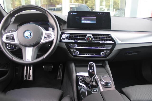 BMW 5-SERIE Touring 530e xDrive 293PK HIGH EXECUTIVE M SPORT | DYNAMISCHE DEMPING | COMFORT ACCESS | WARMTEWEREND GLAS | ADAPTIEVE LED KOPLAMPEN | PARKEERSENSOREN VOOR EN ACHTER | ACHTERUITRIJ CAMERA | DRAADLOZE TELEFOONLADER | DRAADLOZE APPLE CARPLAY/ANDROID AUTO | 