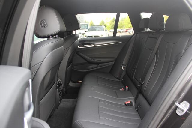 BMW 5-SERIE Touring 530e xDrive 293PK HIGH EXECUTIVE M SPORT | DYNAMISCHE DEMPING | COMFORT ACCESS | WARMTEWEREND GLAS | ADAPTIEVE LED KOPLAMPEN | PARKEERSENSOREN VOOR EN ACHTER | ACHTERUITRIJ CAMERA | DRAADLOZE TELEFOONLADER | DRAADLOZE APPLE CARPLAY/ANDROID AUTO | 