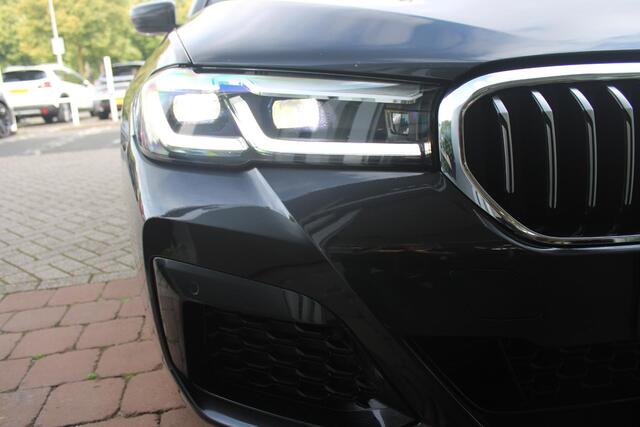 BMW 5-SERIE Touring 530e xDrive 293PK HIGH EXECUTIVE M SPORT | DYNAMISCHE DEMPING | COMFORT ACCESS | WARMTEWEREND GLAS | ADAPTIEVE LED KOPLAMPEN | PARKEERSENSOREN VOOR EN ACHTER | ACHTERUITRIJ CAMERA | DRAADLOZE TELEFOONLADER | DRAADLOZE APPLE CARPLAY/ANDROID AUTO | 