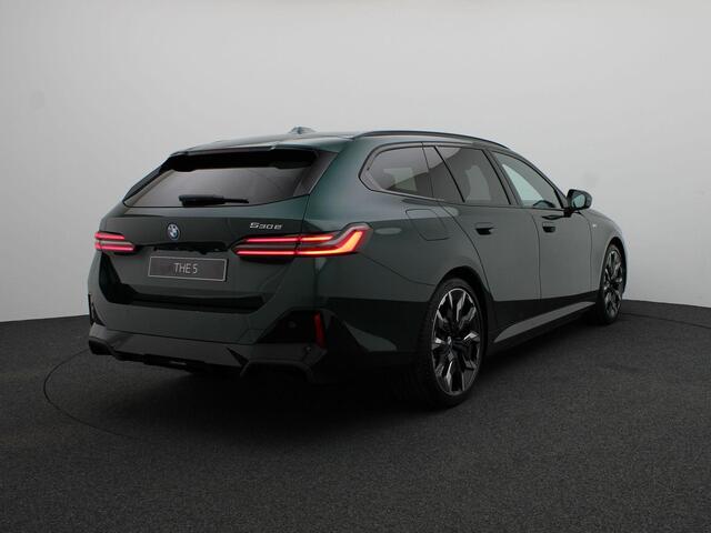 BMW 5-SERIE Touring 530e | M Sportpakket Pro | Individual Lak | Innovation Pack | Comfort Pack | Iconic Glow
