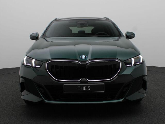 BMW 5-SERIE Touring 530e | M Sportpakket Pro | Individual Lak | Innovation Pack | Comfort Pack | Iconic Glow