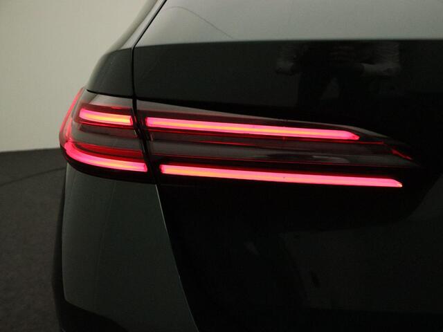 BMW 5-SERIE Touring 530e | M Sportpakket Pro | Individual Lak | Innovation Pack | Comfort Pack | Iconic Glow