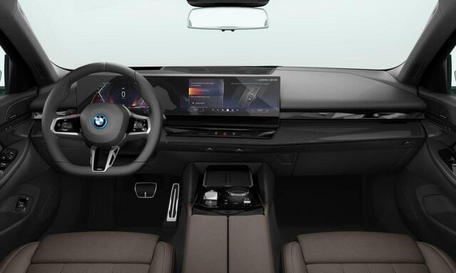 BMW 5-SERIE Touring 530e | M Sportpakket Pro | Individiual Lak | Travel Pack | Comfort Pack
