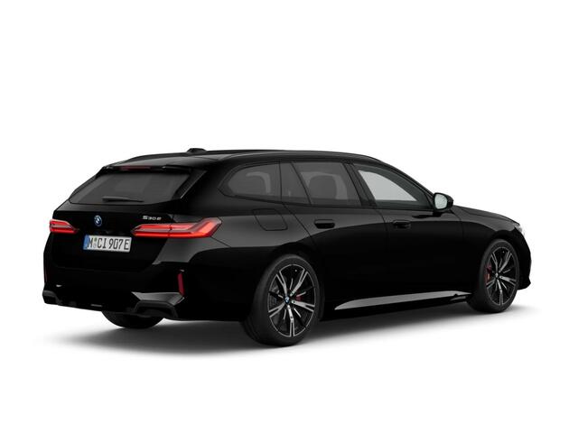BMW 5-SERIE Touring 530e | M Sportpakket Pro | Individual lak | Travel pakket | Innovation pakket | Trekhaak
