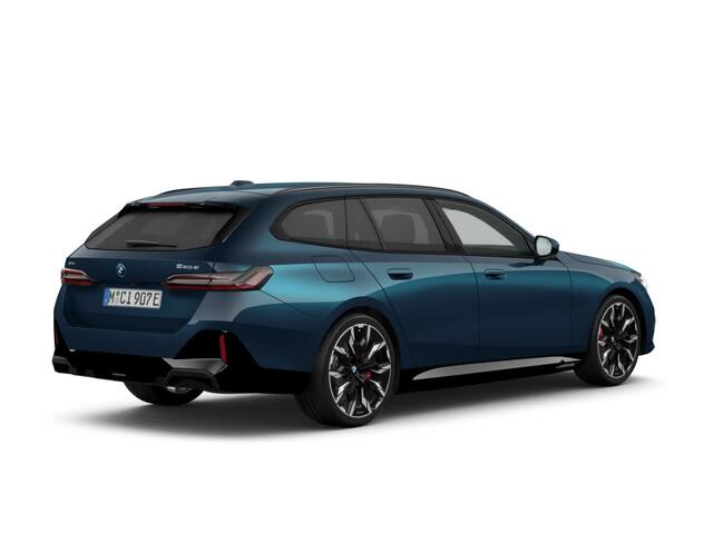 BMW 5-SERIE Touring 550e xDrive | M sportpakket Pro | Individual lak | Innovation pakket | Trekhaak
