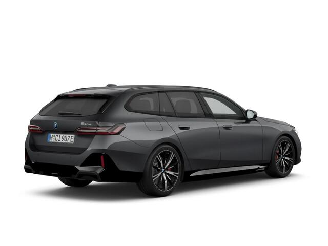 BMW 5-SERIE Touring 530e | M Sportpakket Pro | Individual Lak | Comfort Pack | Travel Pack | Trekhaak