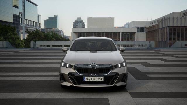 BMW 5-SERIE 530e M Sport Automaat / Panoramadak / Bowers & Wilkins / Adaptieve LED / Comfort Access / Stoelventilatie / Parking Assistant Plus / Stuurverwarming
