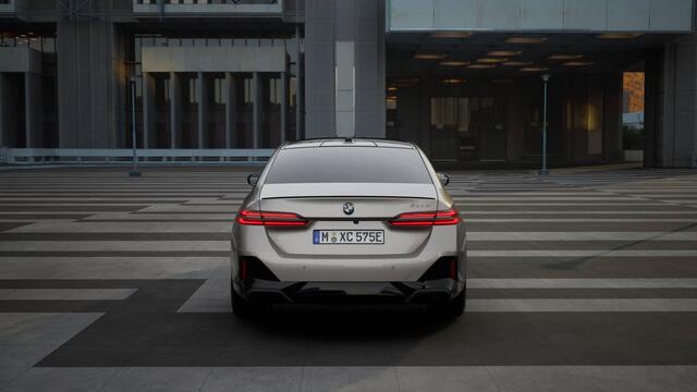 BMW 5-SERIE 530e M Sport Automaat / Panoramadak / Bowers & Wilkins / Adaptieve LED / Comfort Access / Stoelventilatie / Parking Assistant Plus / Stuurverwarming