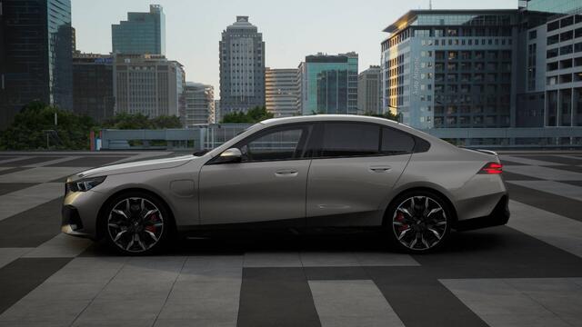BMW 5-SERIE 530e M Sport Automaat / Panoramadak / Bowers & Wilkins / Adaptieve LED / Comfort Access / Stoelventilatie / Parking Assistant Plus / Stuurverwarming