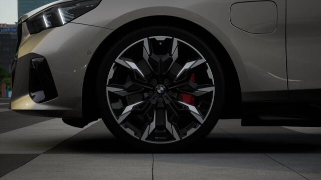 BMW 5-SERIE 530e M Sport Automaat / Panoramadak / Bowers & Wilkins / Adaptieve LED / Comfort Access / Stoelventilatie / Parking Assistant Plus / Stuurverwarming