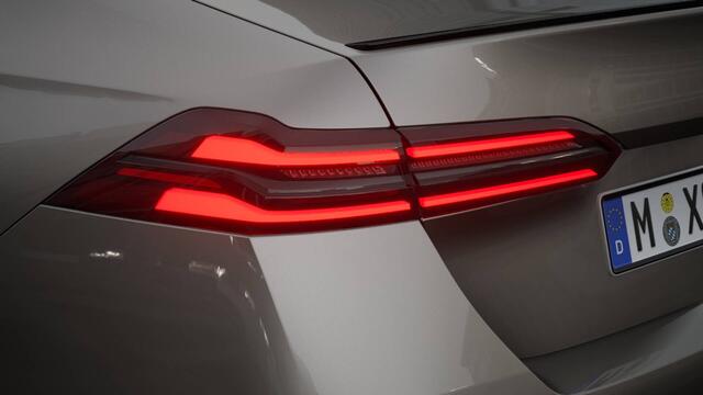 BMW 5-SERIE 530e M Sport Automaat / Panoramadak / Bowers & Wilkins / Adaptieve LED / Comfort Access / Stoelventilatie / Parking Assistant Plus / Stuurverwarming