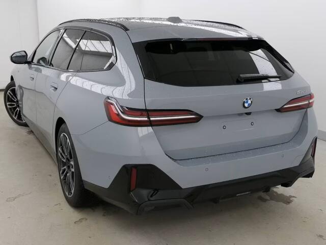 BMW 5-SERIE Touring 520iA M-SPORT ** ADAPT. LED, LEDER, PANORAMA, TREKH, H&K SOUND, DR. ASS+ ** 1e EIG - UNFALLFREI ** ** INFORMEER OOK NAAR ONZE AANTREKKELIJKE FINANCIAL-LEASE TARIEVEN **