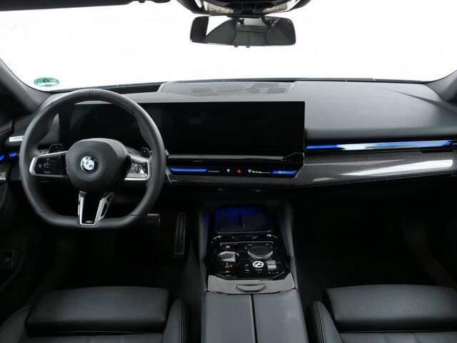 BMW 5-SERIE Touring 520iA M-SPORT ** ADAPT. LED, LEDER, PANORAMA, TREKH, H&K SOUND, DR. ASS+ ** 1e EIG - UNFALLFREI ** ** INFORMEER OOK NAAR ONZE AANTREKKELIJKE FINANCIAL-LEASE TARIEVEN **