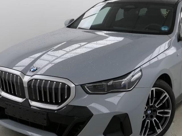BMW 5-SERIE Touring 520iA M-SPORT ** ADAPT. LED, LEDER, PANORAMA, TREKH, H&K SOUND, DR. ASS+ ** 1e EIG - UNFALLFREI ** ** INFORMEER OOK NAAR ONZE AANTREKKELIJKE FINANCIAL-LEASE TARIEVEN **