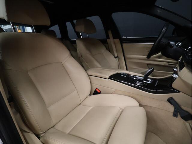 BMW 5-SERIE Touring 528xi M Sport High Executive [ADAPTIVE CRUISE, DIGITAL DASH, HEAD-UP, 360 CAMERA, MEMORY SEATS, STOEL/STUUR VERWARMING, NIEUWSTAAT]