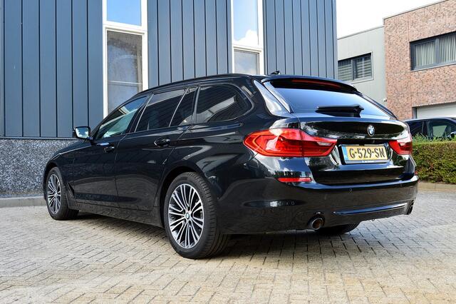 BMW 5-SERIE Touring 520i Sport-Line Rijklaarprijs-Garantie Sport Interieur Trekhaak Led Apple carplay Navigatie Airco