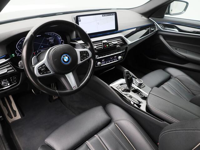 BMW 5-SERIE Touring 520e Executive M-Sport | PANO | CAMERA | STOELVERW. | TREKHAAK