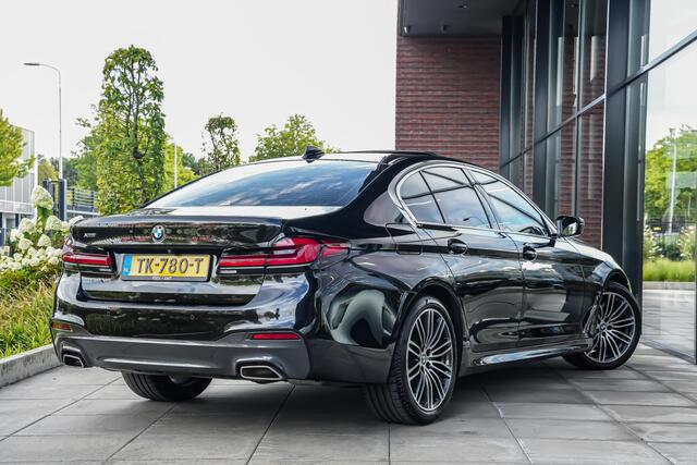 BMW 5-SERIE 540i xDrive 340pk High Executive |M-sportpakket|dealer onderhouden|schuif/kanteldak|Harman&Kardon|HUD|Apple Carplay|luxe lederen bekleding|360 camera|clima control|stoelverwarming|