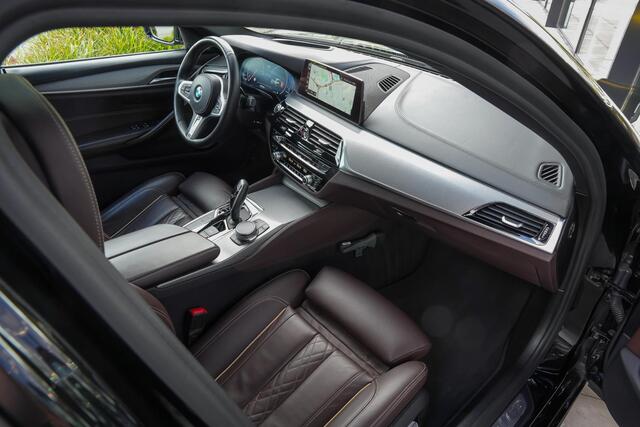 BMW 5-SERIE 540i xDrive 340pk High Executive |M-sportpakket|dealer onderhouden|schuif/kanteldak|Harman&Kardon|HUD|Apple Carplay|luxe lederen bekleding|360 camera|clima control|stoelverwarming|