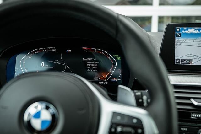 BMW 5-SERIE 540 540i xDrive | M-Sport | Vierwielbesturing | Soft-close | Panorama | Stoel ventilatie/verwarming | 360° camera | Head-Up | Driving ass. plus | Hifi |