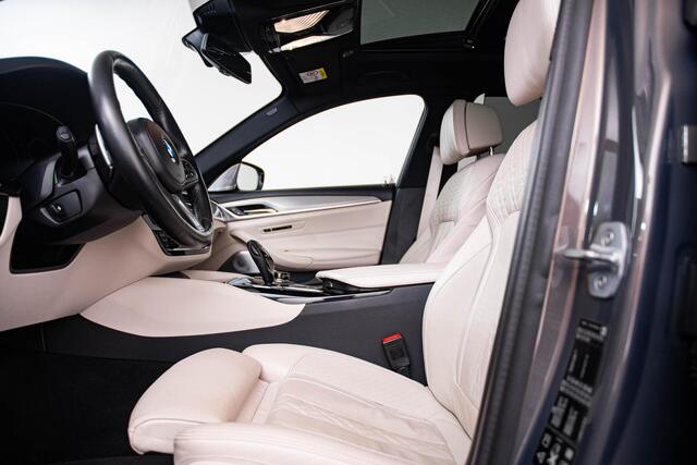 BMW 5-SERIE Touring 540i xDrive High Executive M Sport - Trekhaak - Panoramadak - Soft close - Bowers & Wilkins - Parking/Driving Assistant plus - Stoelventilatie/massage - Verwarmde voor/achterstoelen - Head up -