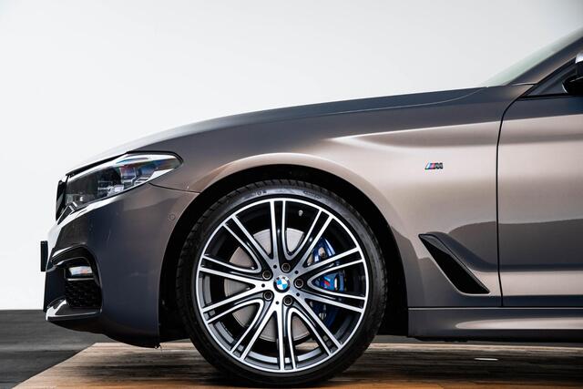 BMW 5-SERIE Touring 540i xDrive High Executive M Sport - Trekhaak - Panoramadak - Soft close - Bowers & Wilkins - Parking/Driving Assistant plus - Stoelventilatie/massage - Verwarmde voor/achterstoelen - Head up -