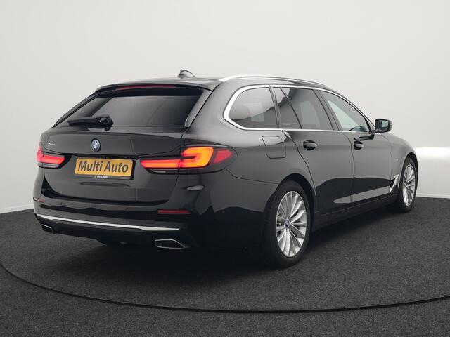 BMW 5-SERIE Touring 530e xDrive Luxury Line Plug In Hybrid 294pk Dealer O.H PHEV | Trekhaak Af Fabriek | Panodak | Camera | Lederen Comfortstoelen Memory & Verwarmd | Harman kardon | Adaptive Cruise | Virtual | Park assist | Blis | Verwarmd Stuur | |