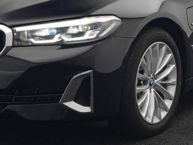 BMW 5-SERIE Touring 530e xDrive Luxury Line Plug In Hybrid 294pk Dealer O.H PHEV | Trekhaak Af Fabriek | Panodak | Camera | Lederen Comfortstoelen Memory & Verwarmd | Harman kardon | Adaptive Cruise | Virtual | Park assist | Blis | Verwarmd Stuur | |