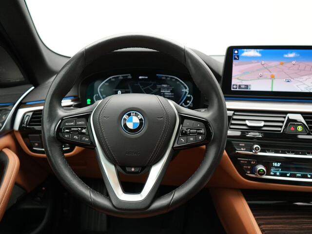 BMW 5-SERIE Touring 530e xDrive Luxury Line Plug In Hybrid 294pk Dealer O.H PHEV | Trekhaak Af Fabriek | Panodak | Camera | Lederen Comfortstoelen Memory & Verwarmd | Harman kardon | Adaptive Cruise | Virtual | Park assist | Blis | Verwarmd Stuur | |